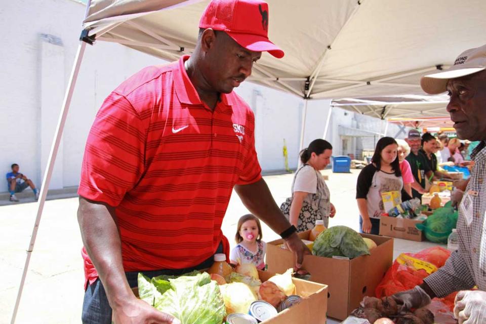 NFL Star Kelvin Beachum is Matching your Gift to Tackle Hunger