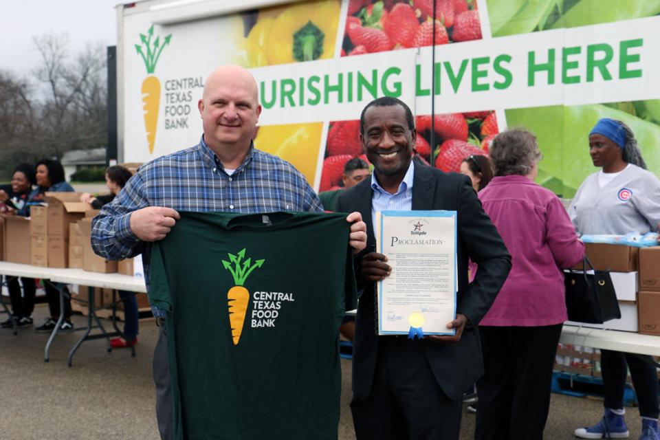 Temple Mayor Recognizes  Food Bank's Work